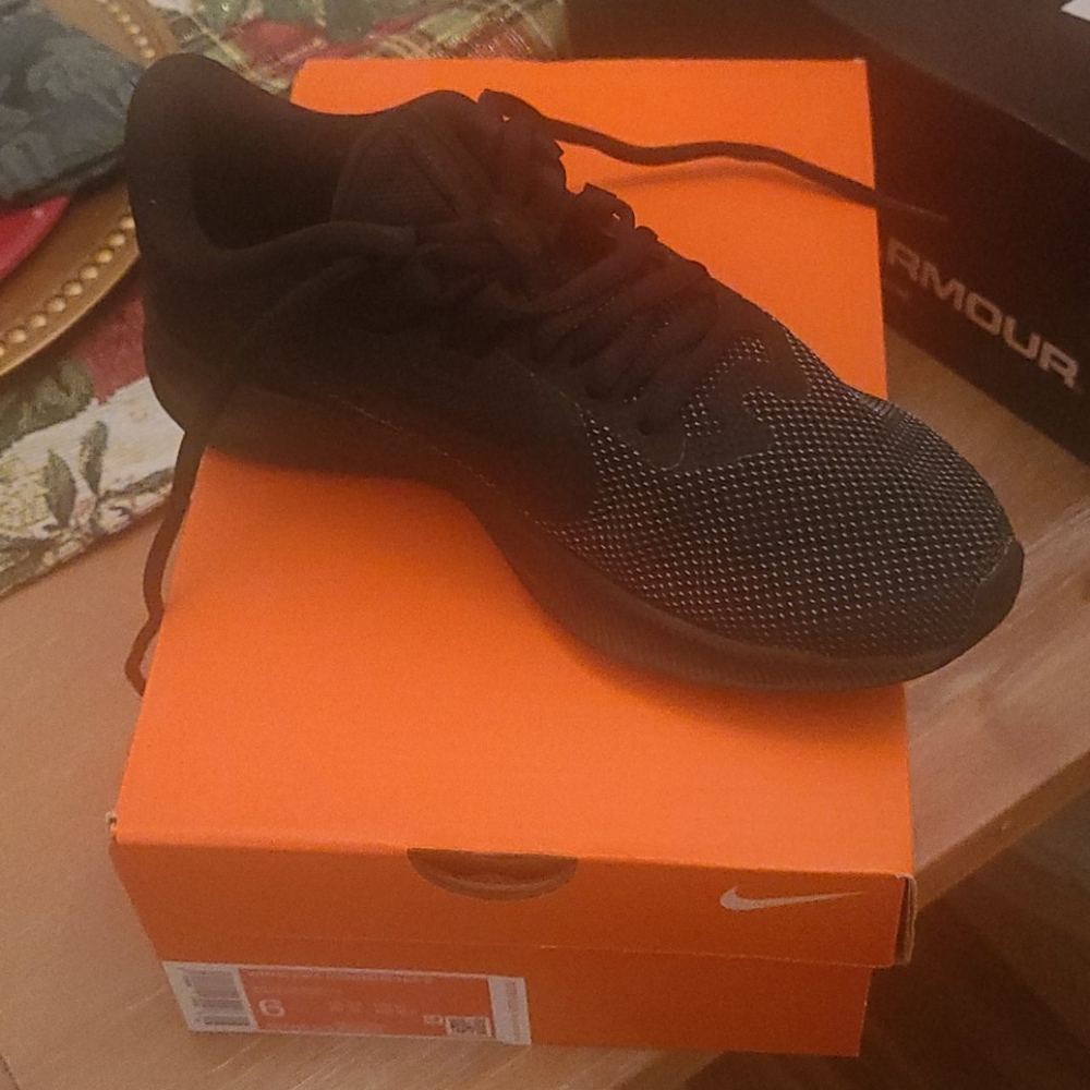 Black nike women's tennis shoes